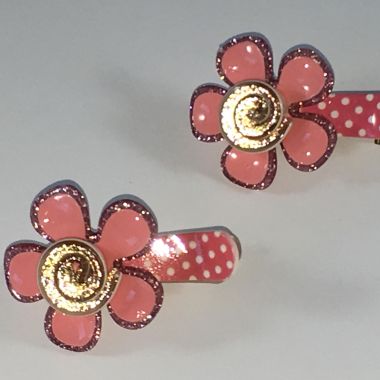 Crocodile clips with flower