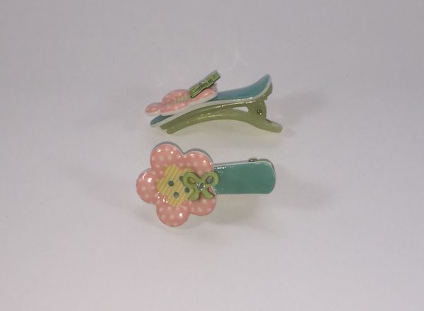 Crocodile clips with flower