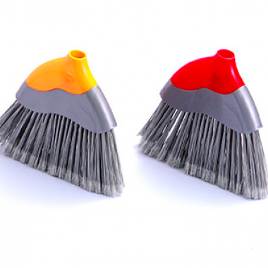 Sweeping brush with handle