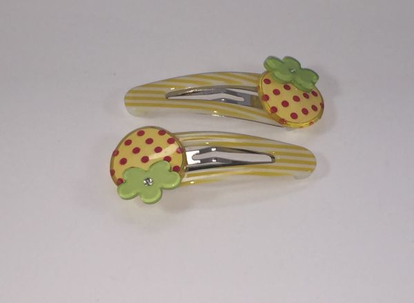 Patterned snap clip with strawberry shape