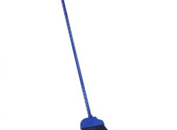 Sweeping brush with handle